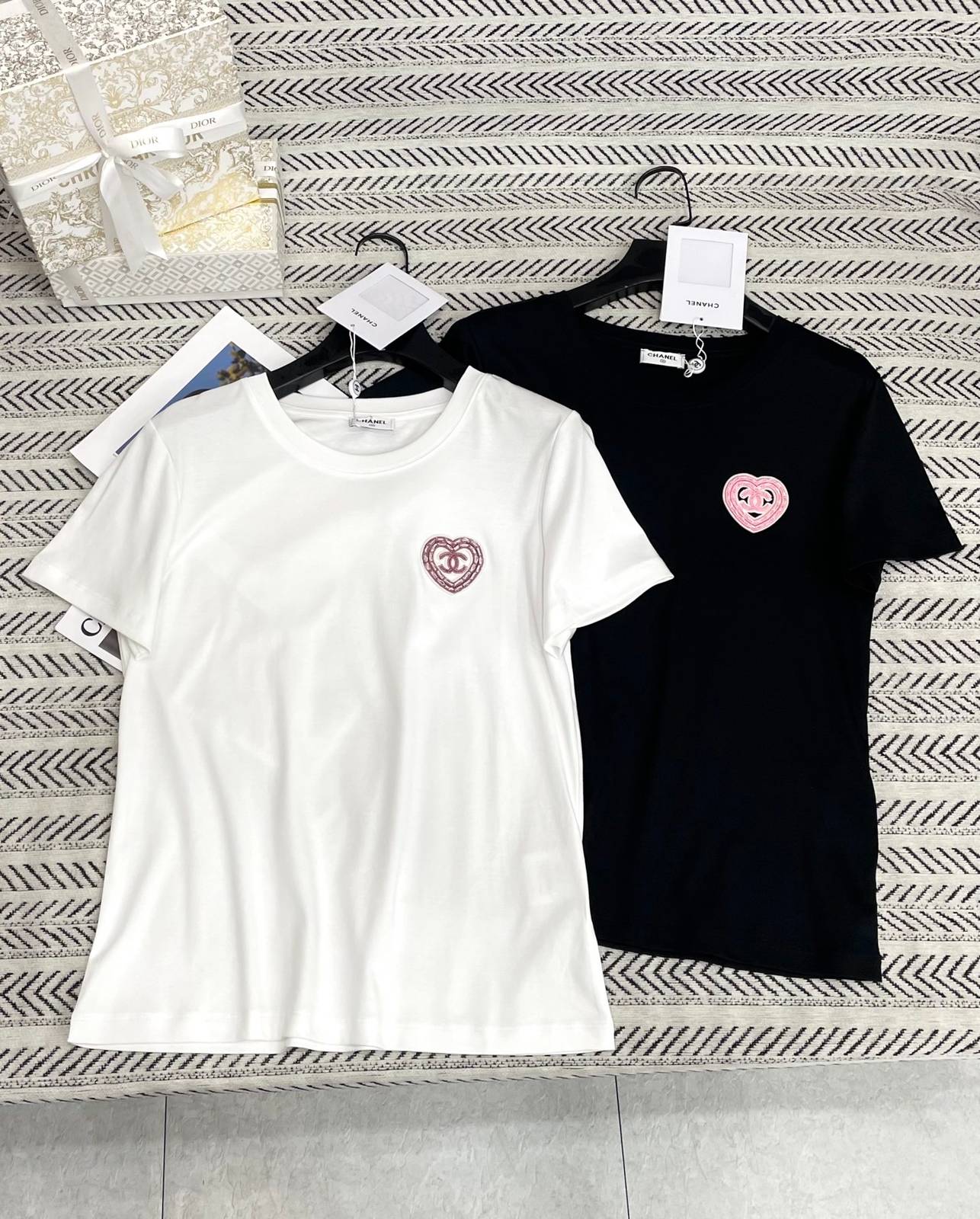 CHANEL シャネル 半袖Tシャツ ココマーク 桃心 刺繍 クルーネック 上質コットン 高級感 白 黒