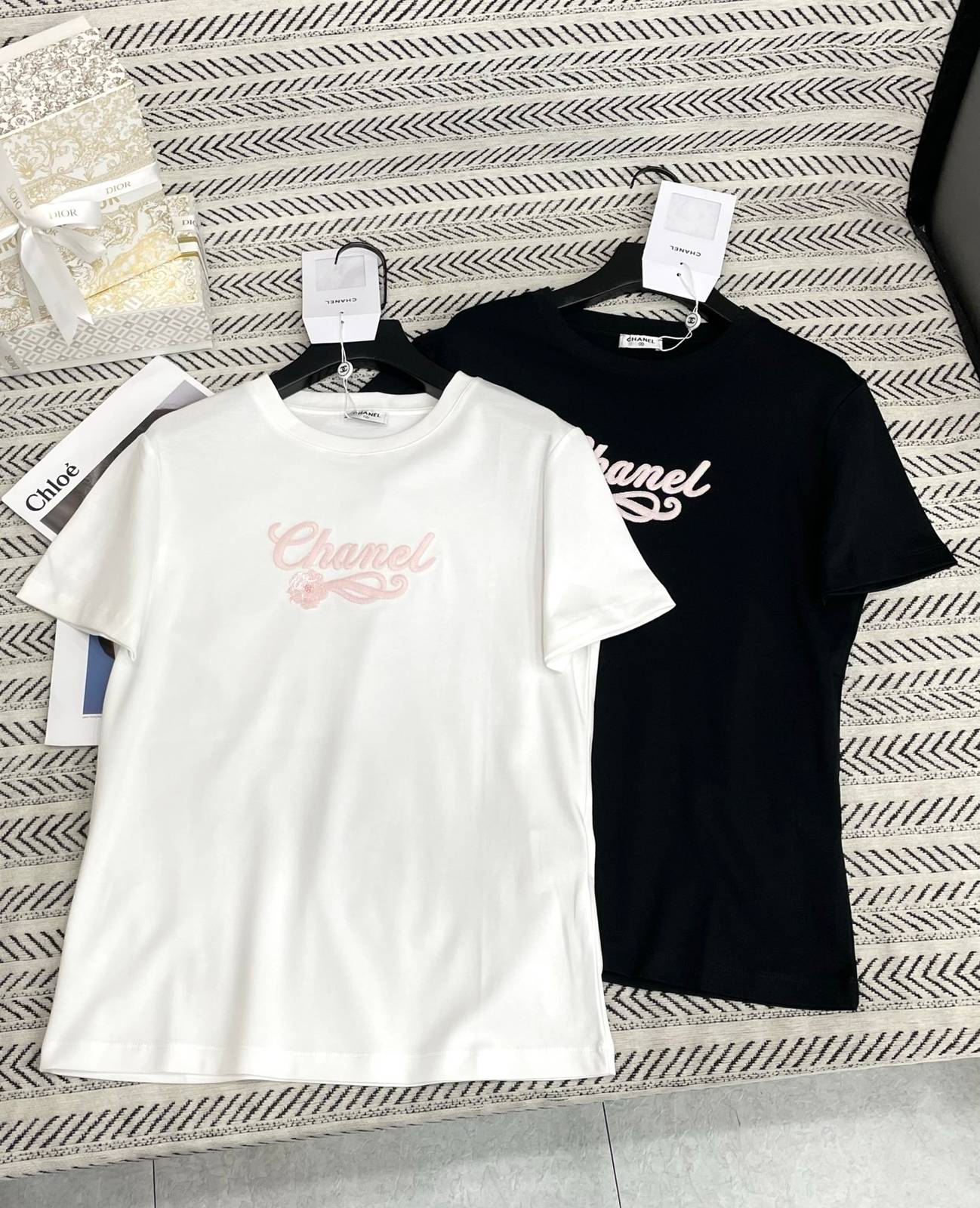 CHANEL シャネル 半袖Tシャツ ロゴ刺繍 花モチーフ クルーネック 上品 ホワイト ブラック