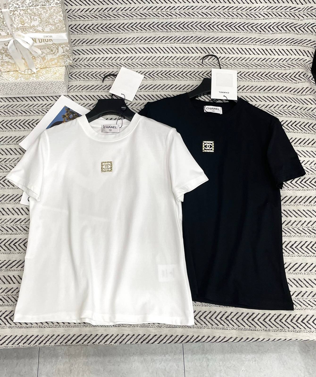 CHANEL シャネル 半袖Tシャツ ココマーク 金属ロゴ クルーネック シンプル 高級感 ホワイト ブラック