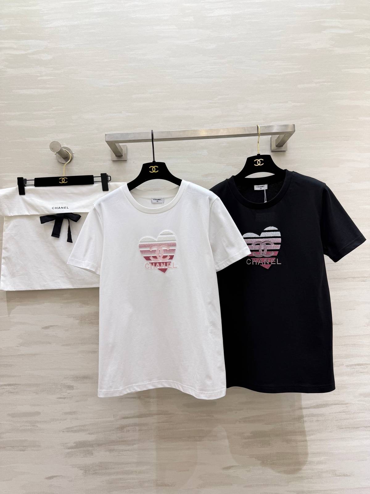 CHANEL シャネル 半袖Tシャツ ハートココマーク 立体刺繍 クルーネック 高級感 全2色