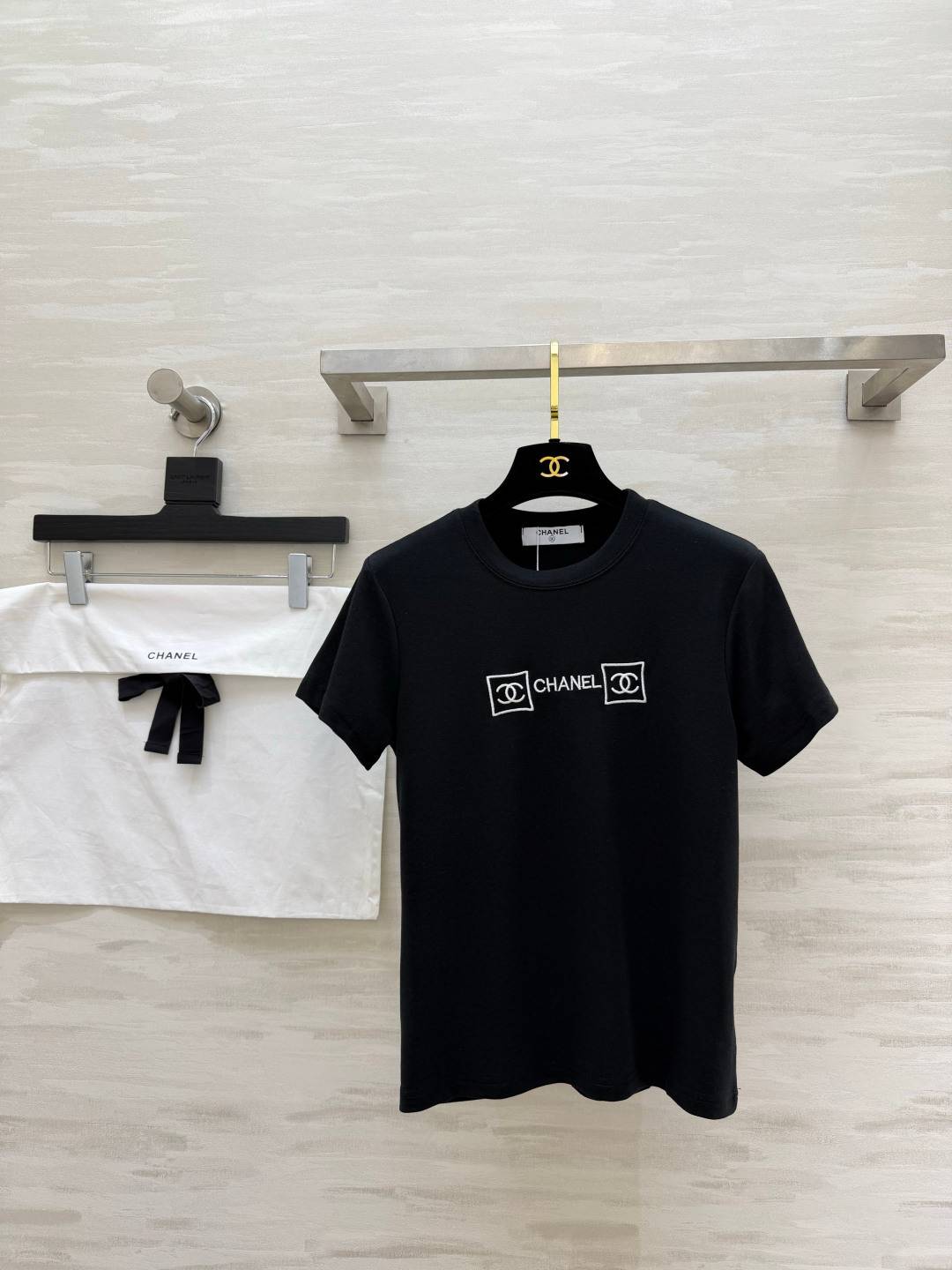 CHANEL シャネル 半袖Tシャツ ココマーク刺繍 ロゴT クルーネック コンパクト 短丈 高級感 ブラック