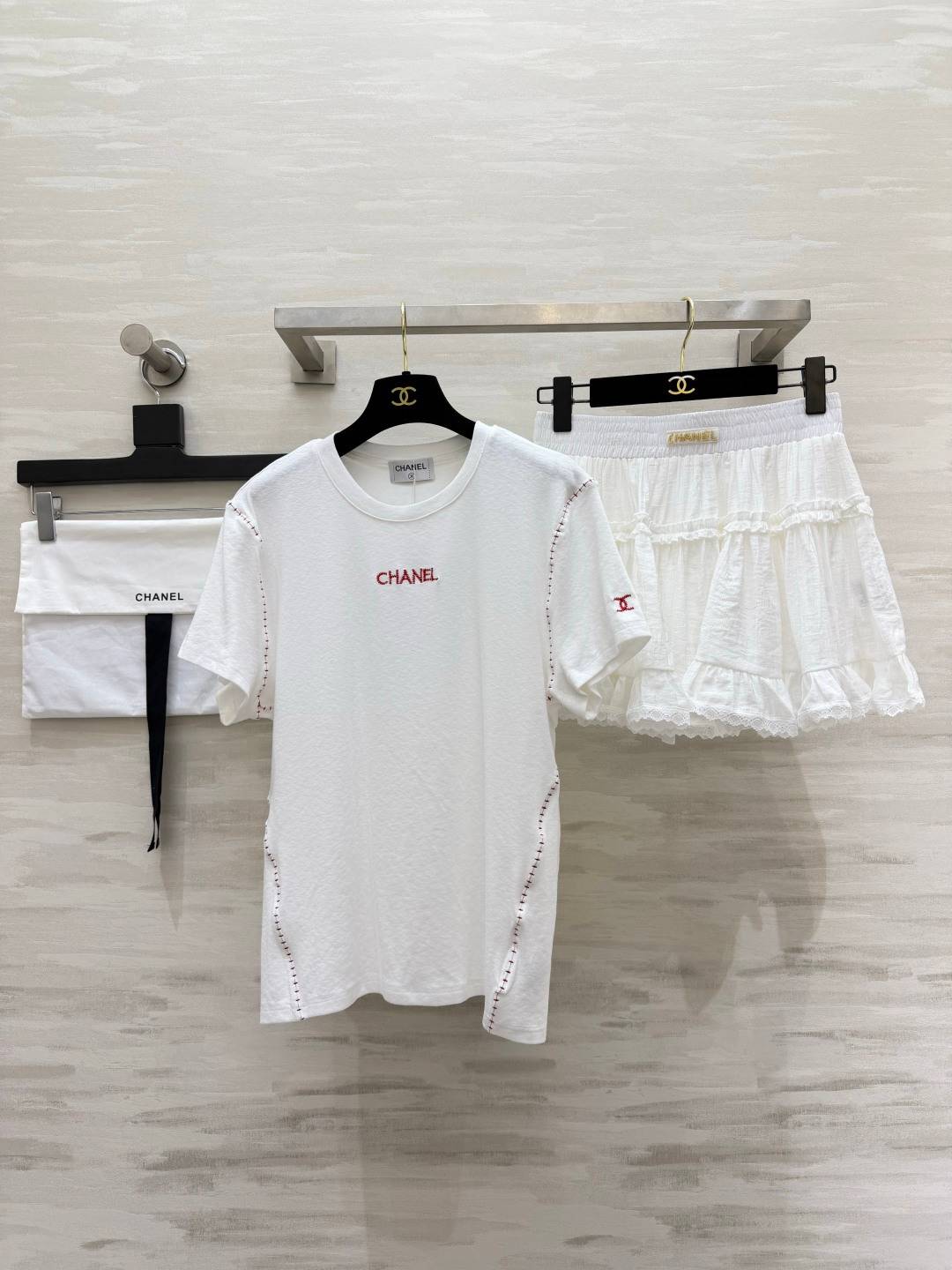 CHANEL シャネル 半袖Tシャツ ロゴ刺繍 ココマーク クルーネック ドロップショルダー コットン 高級感 全2色