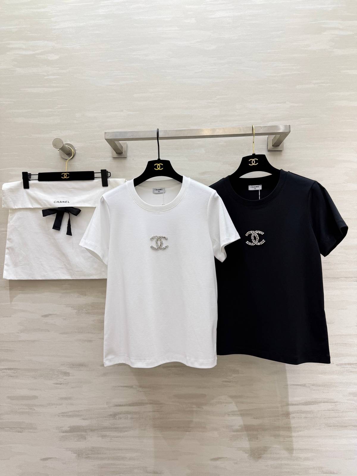 CHANEL シャネル 半袖Tシャツ ココマーク ビーズストーン クルーネック コットン 高級感 2色展開