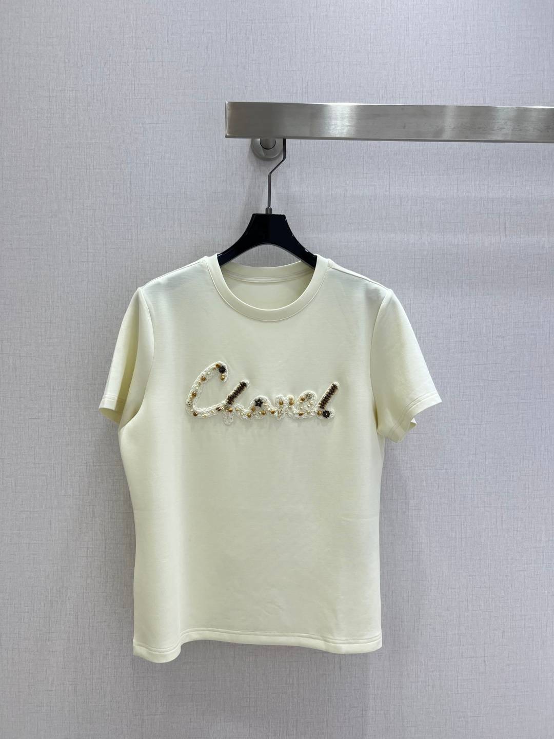CHANEL シャネル 半袖Tシャツ 刺繍ロゴ ビーズデコレーション クルーネック 綿素材 上品 アイボリー