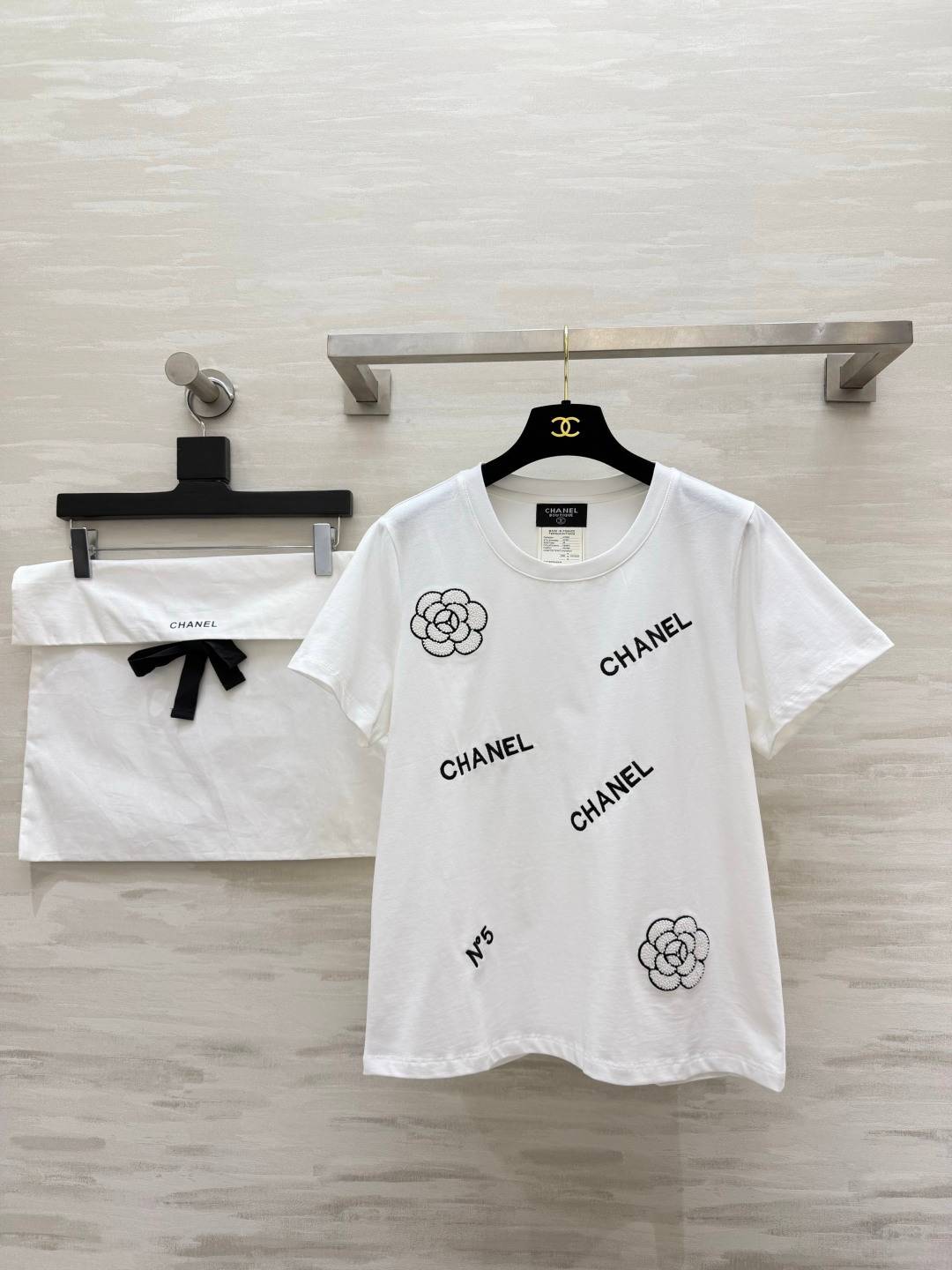 CHANEL シャネル 半袖Tシャツ ロゴ 刺繍 トップス クルーネック 高級感 上品 ホワイト