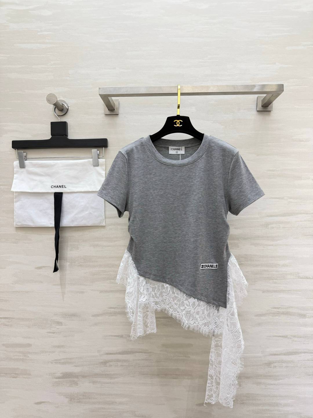 CHANEL シャネル 半袖Tシャツ レースアシンメトリー 裾 ロゴ入り グレー 上品 大人 きれいめ コットン