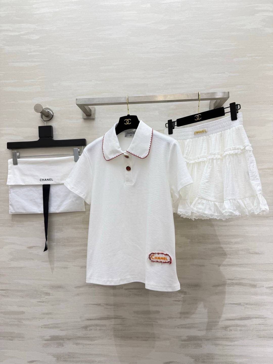 CHANEL シャネル ポロシャツ レディース 半袖 赤い縁取り 刺繍ロゴ ヴィンテージ風 上品ホワイト