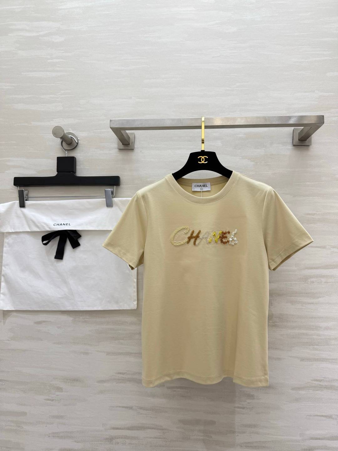 CHANEL シャネル 半袖Tシャツ ビーズロゴ刺繍 クルーネック コットン 高級感 ベージュ ホワイト