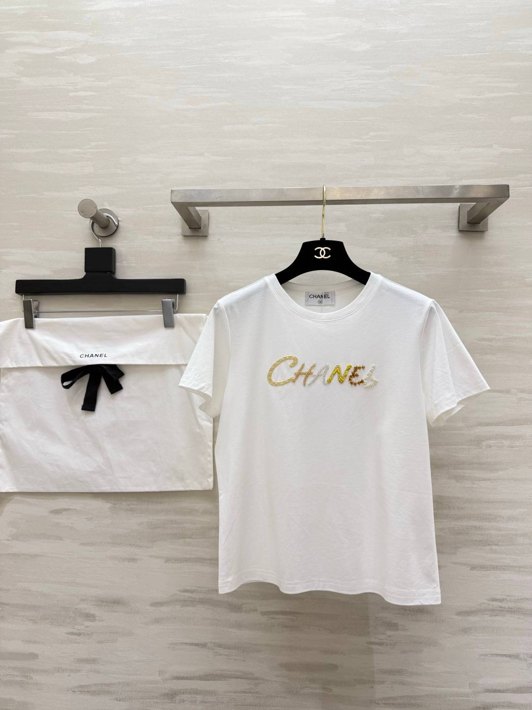 CHANEL シャネル 半袖 T シャツ ビーズ刺繍ロゴ クルーネック 高級感 上品 ホワイト ベージュ