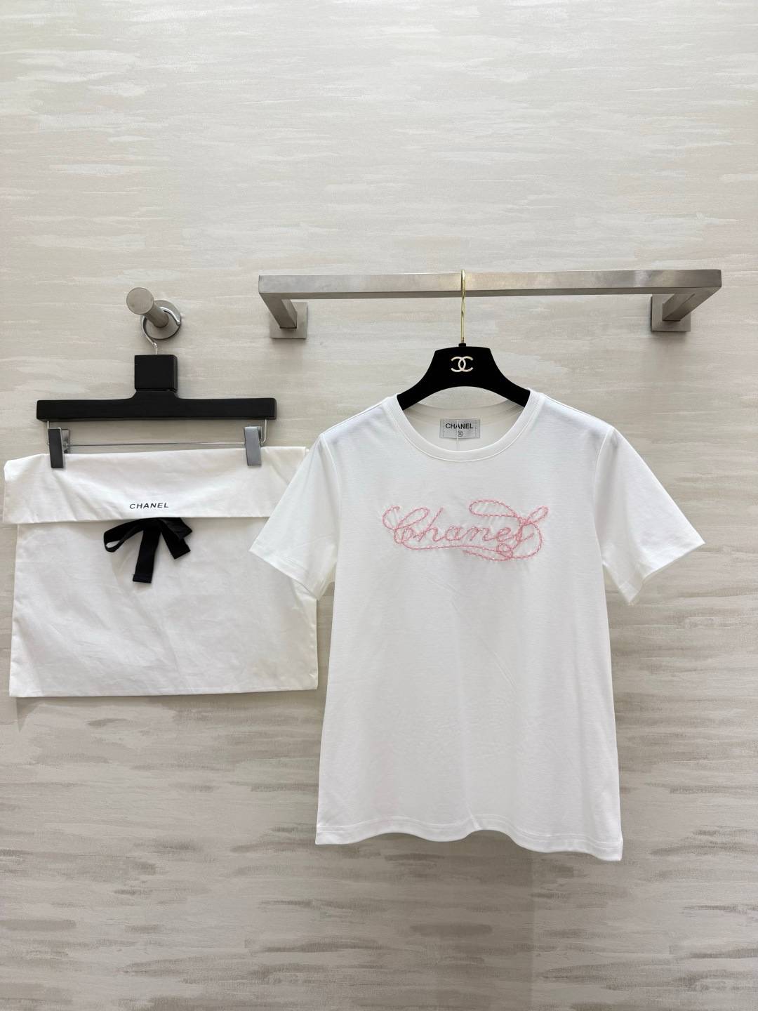 CHANEL シャネル 半袖Tシャツ ピンク刺繍 ロゴ クルーネック 上品 レディース ホワイト