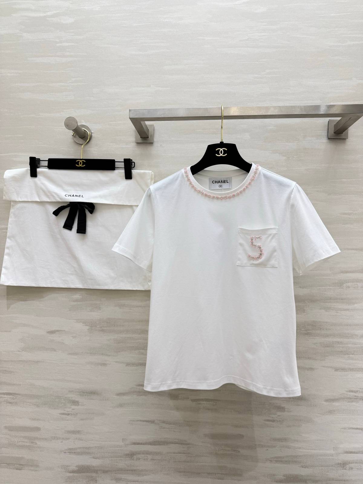 CHANEL シャネル 5 刺繍 T シャツ クルーネック ポケット ビーズ ホワイト 高級感