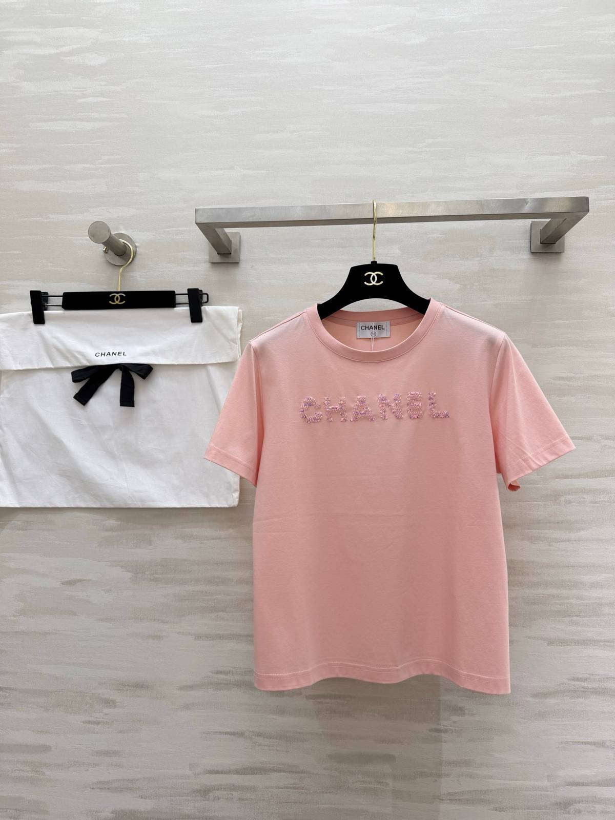 CHANEL シャネル Tシャツ ビーズ刺繍 ロゴ 半袖 クルーネック 上品 きれいめ ピンク ホワイト 2色