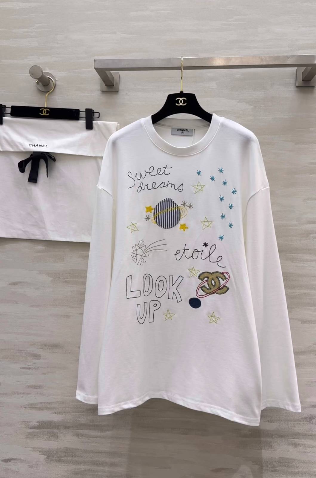 CHANEL シャネル 長袖Tシャツ クルーネック ドロップショルダー ココマーク 刺繍 プリント ホワイト
