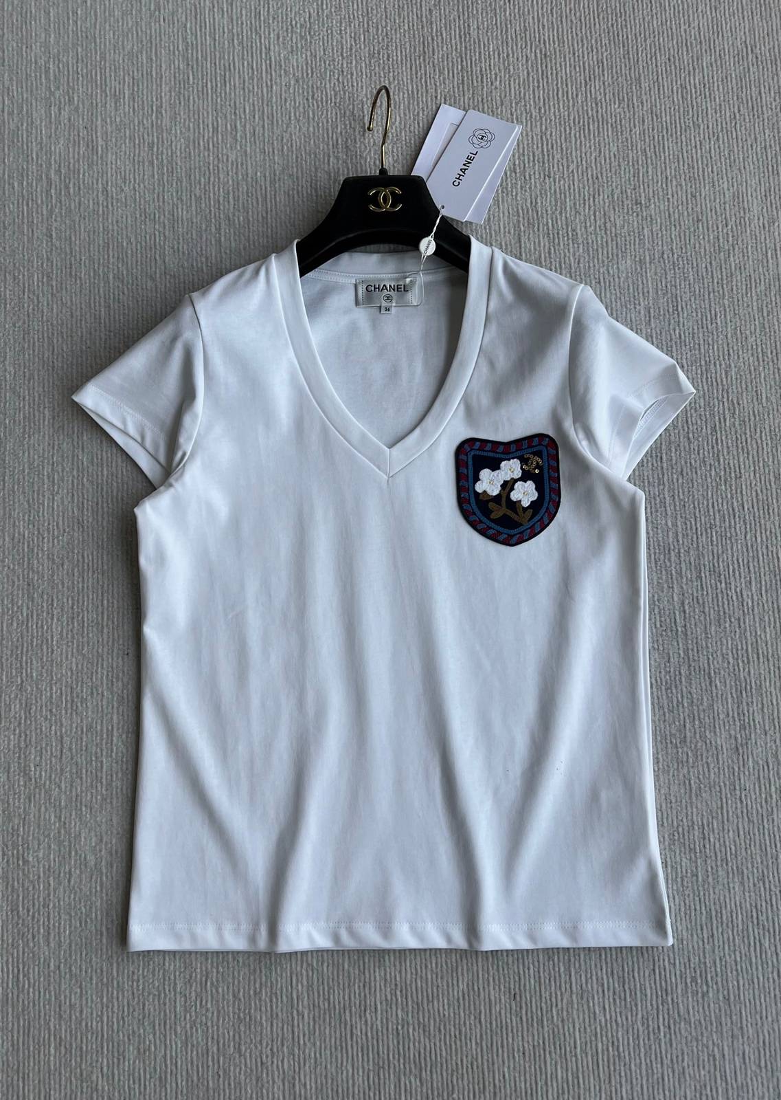 CHANEL シャネル Vネック 半袖Tシャツ 刺繍パッチ 刺繍ロゴ ホワイト 上品