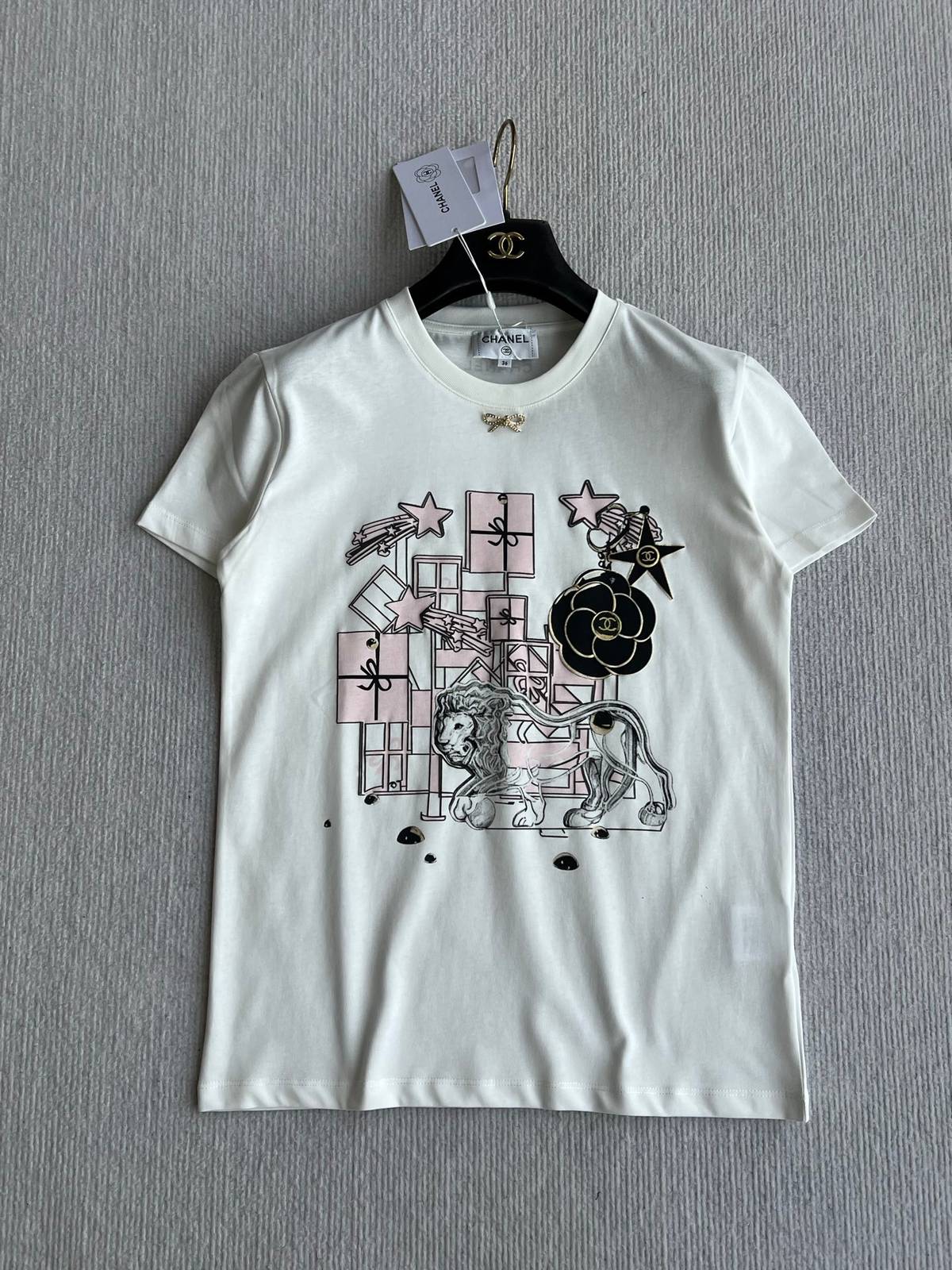 CHANEL シャネル T シャネル カメリア ライオン プリント クルーネック 高級感 コットン ホワイト