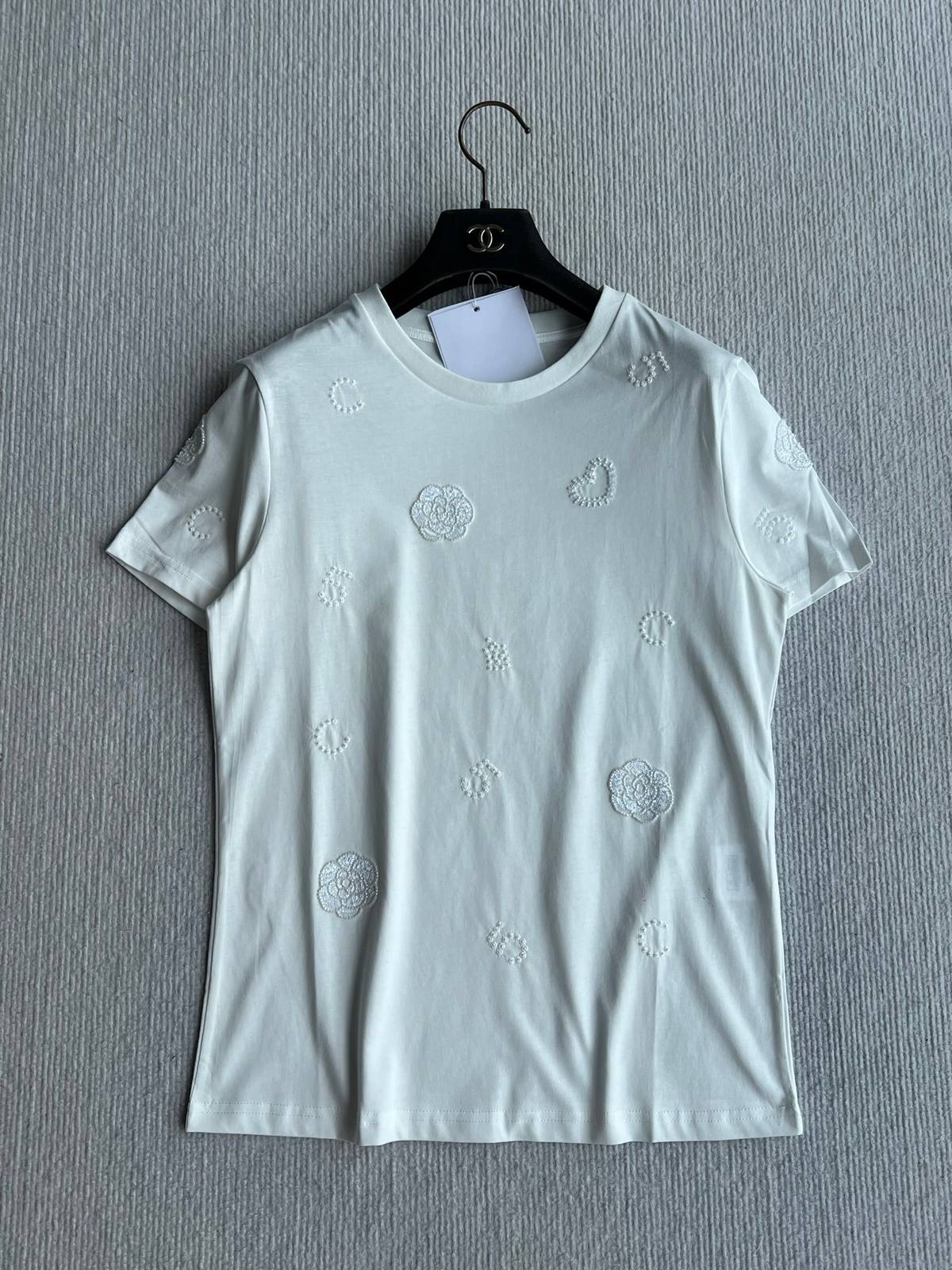 CHANEL シャネル 半袖Tシャツ 山茶花刺繍 ビーズ刺繍 クルーネック 小ルーズ ホワイト ブラック