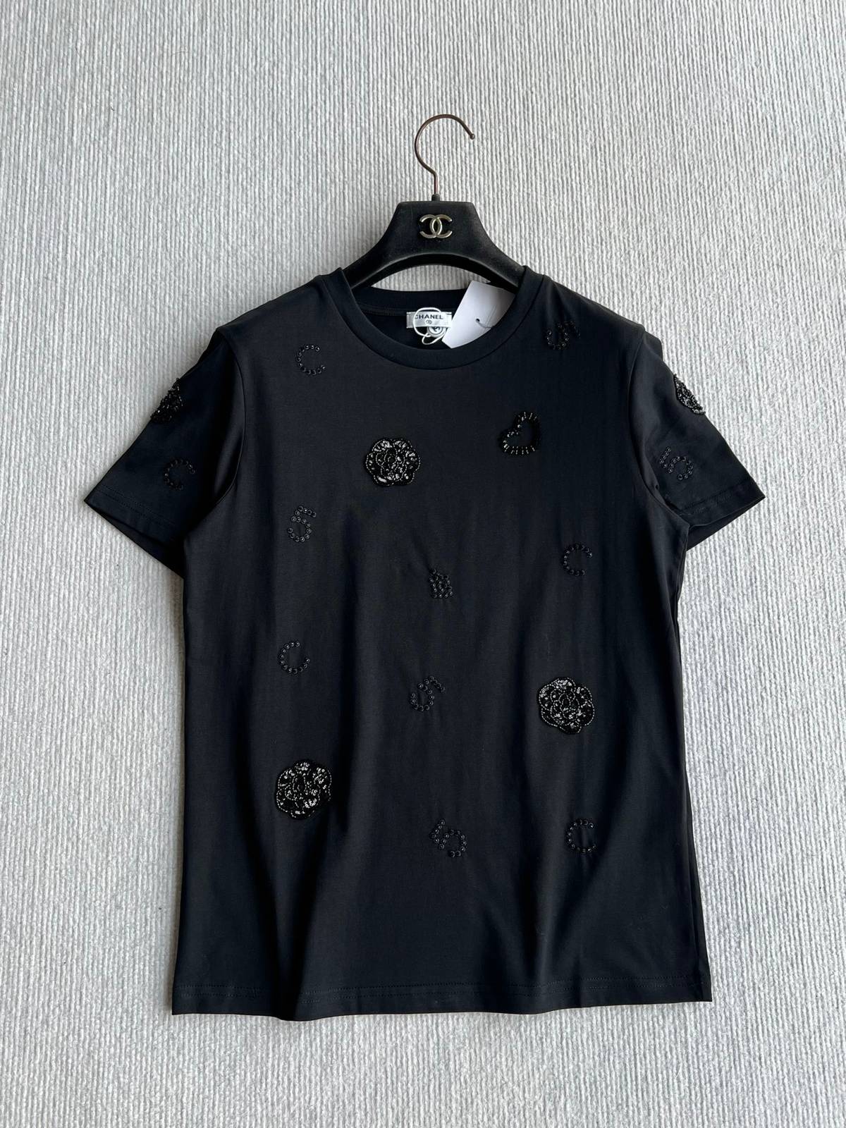 CHANEL シャネル Tシャツ 刺繍ビーズ ココマーク カメリア クルーネック リラックス ブラック ホワイト