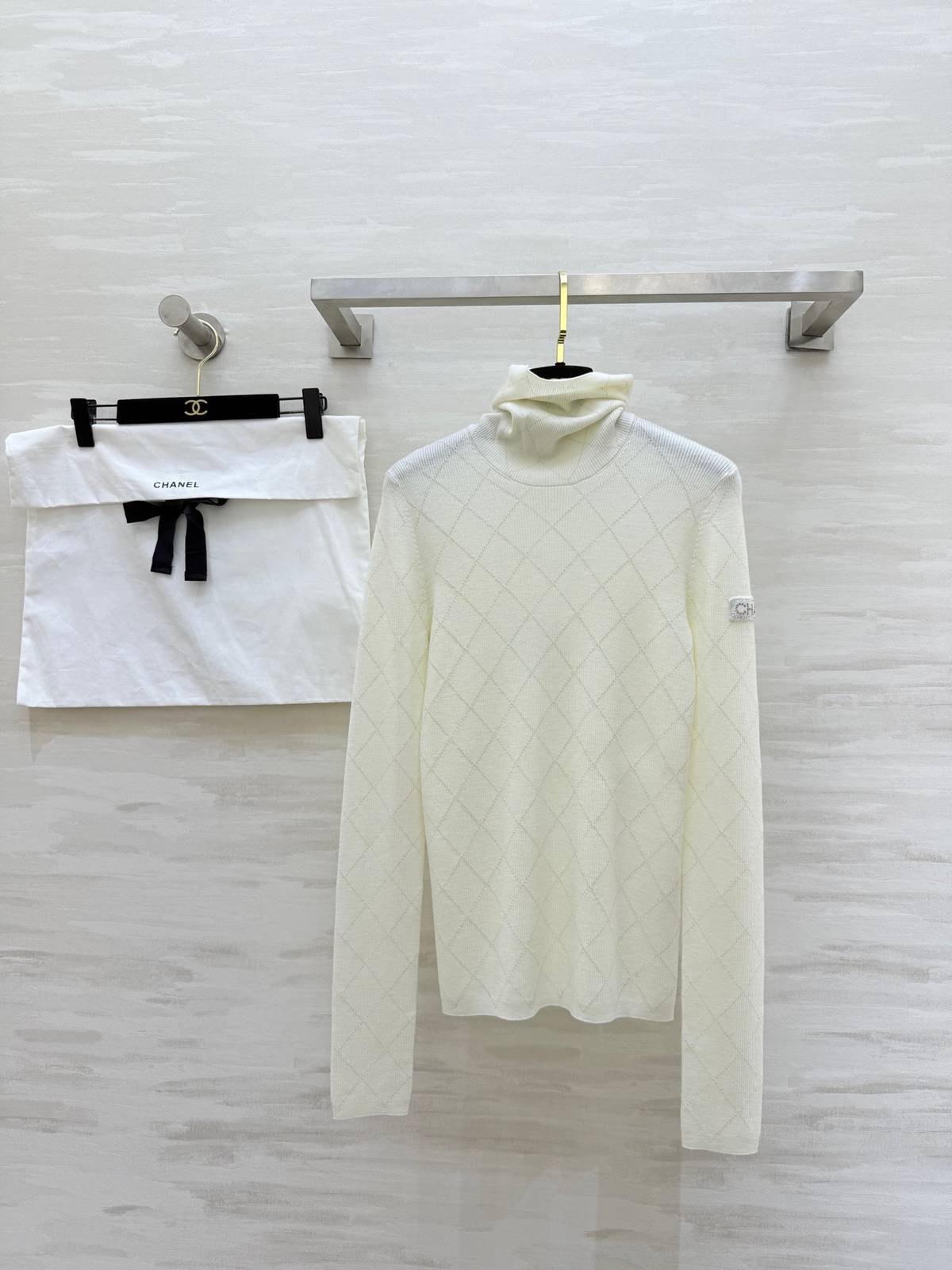 CHANEL シャネル ハイネックセーター ダイヤモンドロゴ 長袖 スリムフィット 高級感 アイボリー