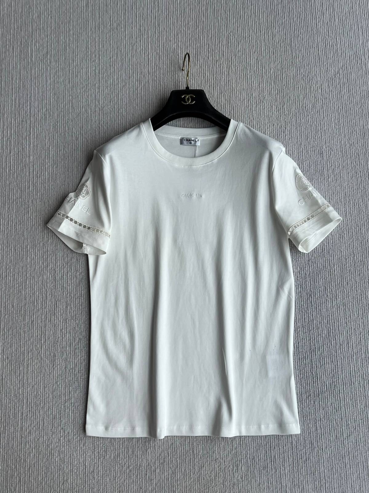 CHANEL シャネル 半袖Tシャツ 袖口透かし刺繍 ロゴカットソー シンプルデザイン 大人カジュアル ホワイト ブラック