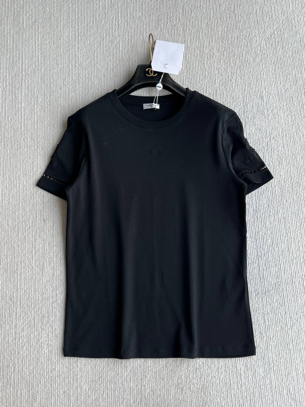 CHANEL シャネル 半袖Tシャツ ロゴTシャツ クルーネック 袖口刺繍 高級感 コットン ブラック ホワイト