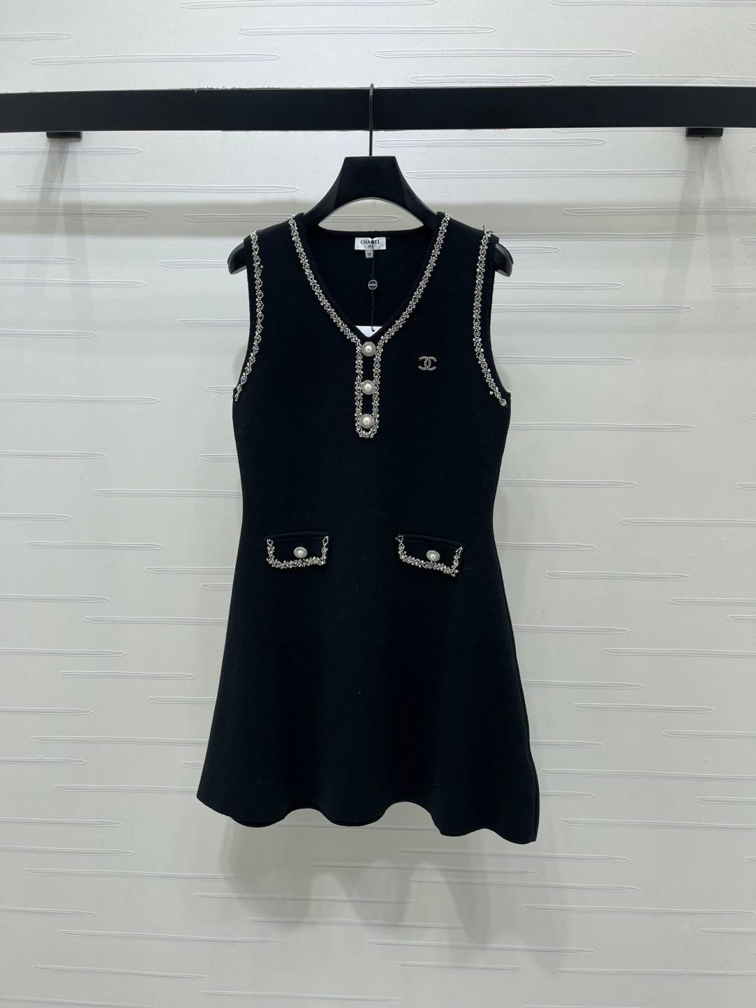 CHANEL シャネル ワンピース ノースリーブ Vネック 刺繍 装飾 ブラック