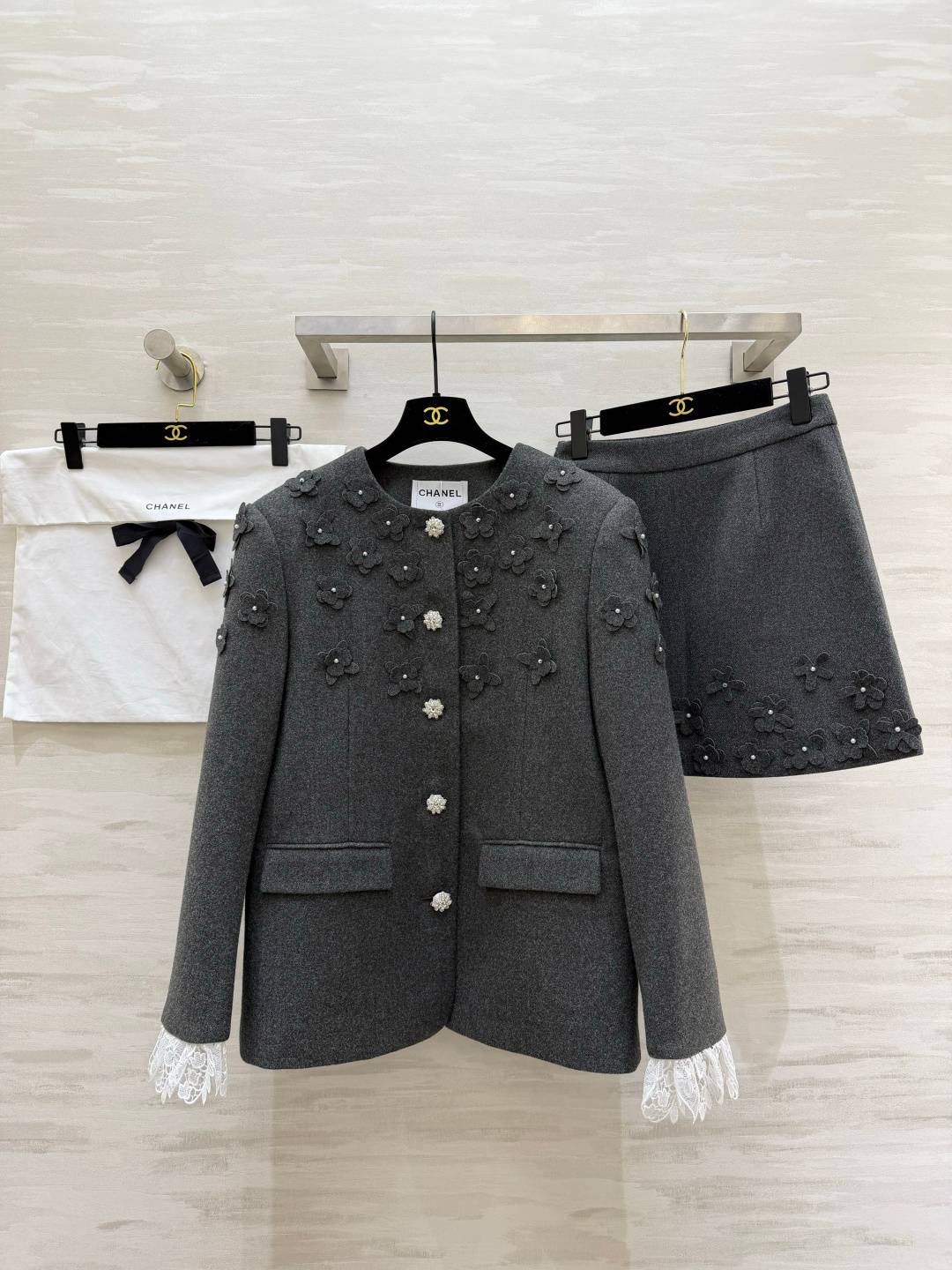 CHANEL シャネル スカートセットアップ 立体フラワー パール ウール混 グレー