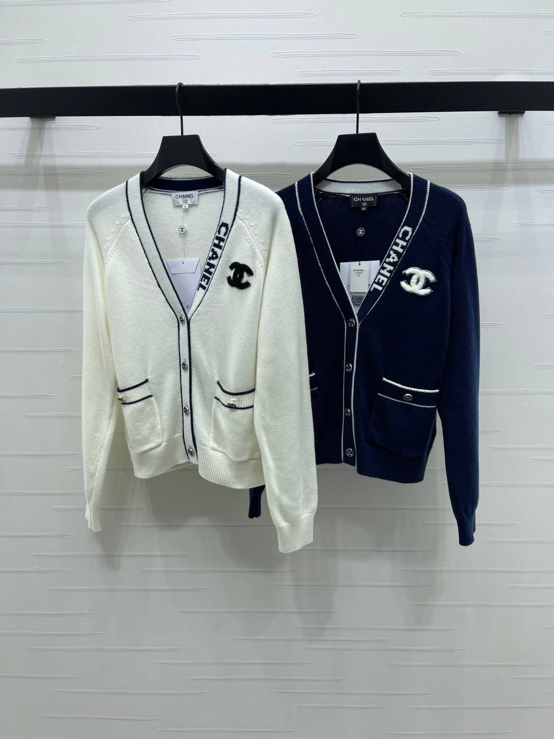 CHANEL シャネル ニットカーディガン Vネック 長袖 ボタン ホワイト ネイビー