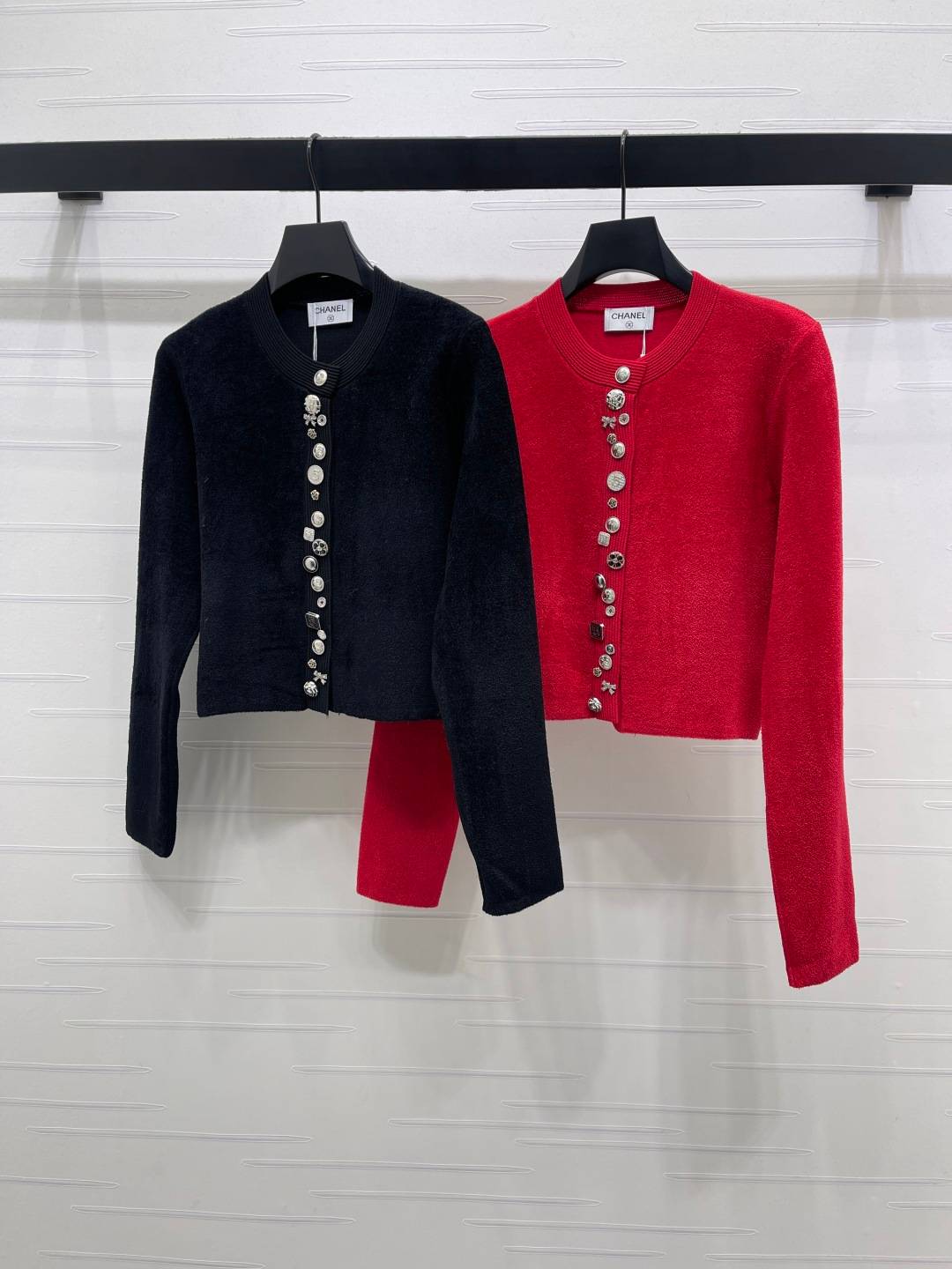 CHANEL シャネル ニットカーディガン 長袖 ショート丈 ボタン ブラック レッド