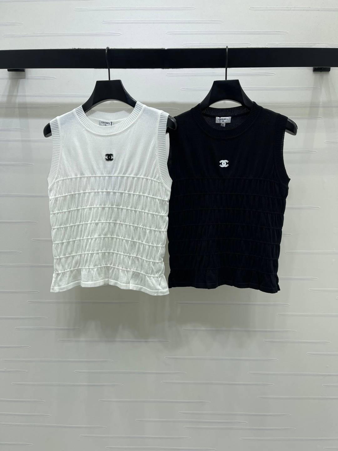 CHANEL シャネル ノースリーブトップス クルーネック ロゴ ショート丈 ホワイト ブラック