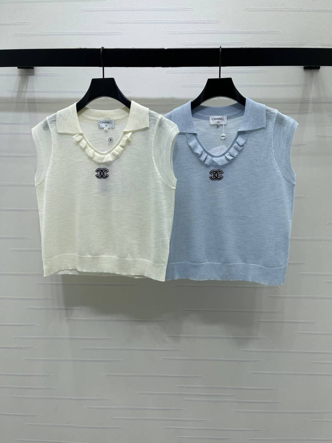 CHANEL シャネル ベスト ノースリーブトップス Vネック ショート丈 ホワイト ブルー
