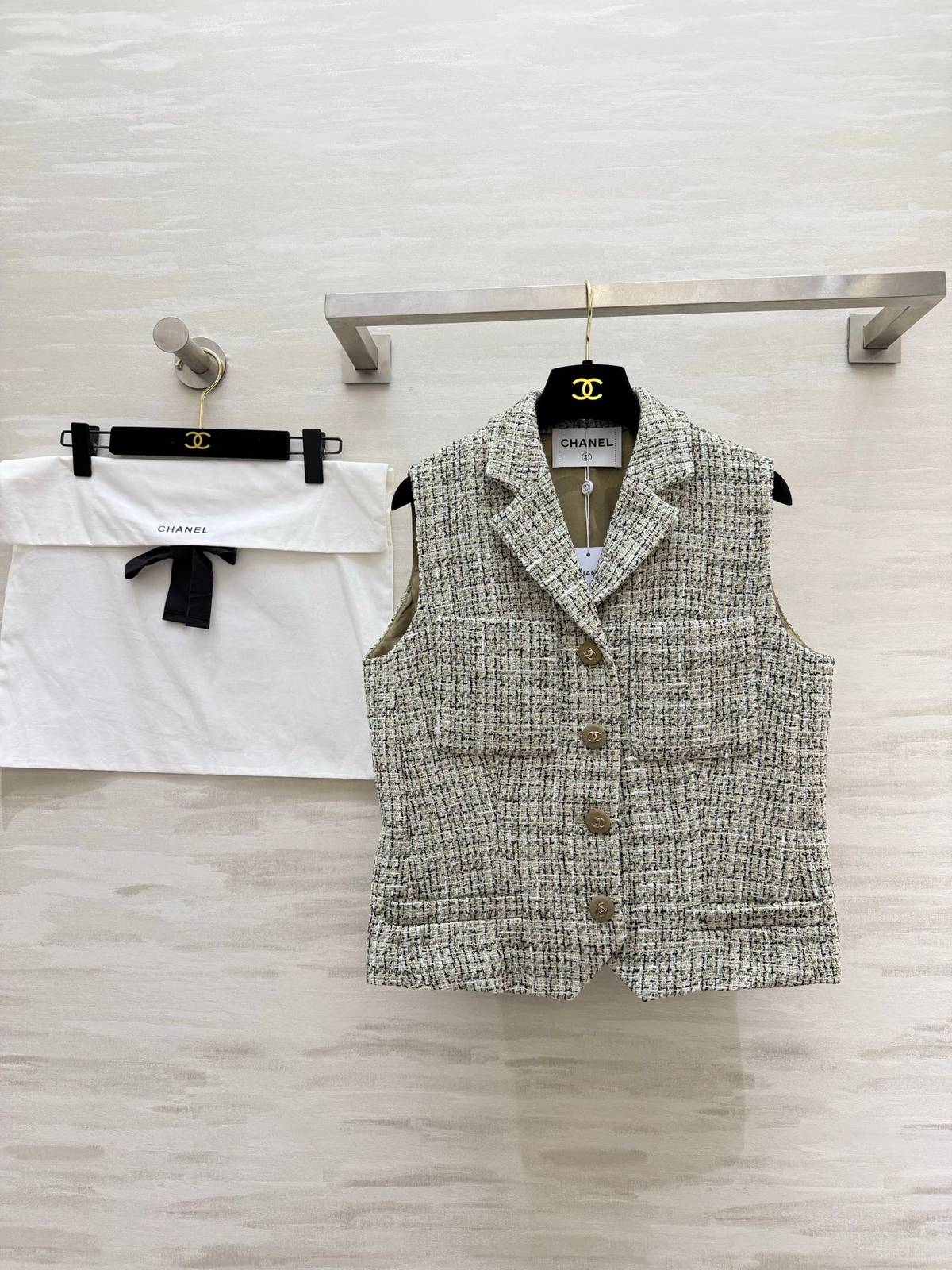 CHANEL シャネル ベスト ショート丈 前開き ロゴ オフホワイト