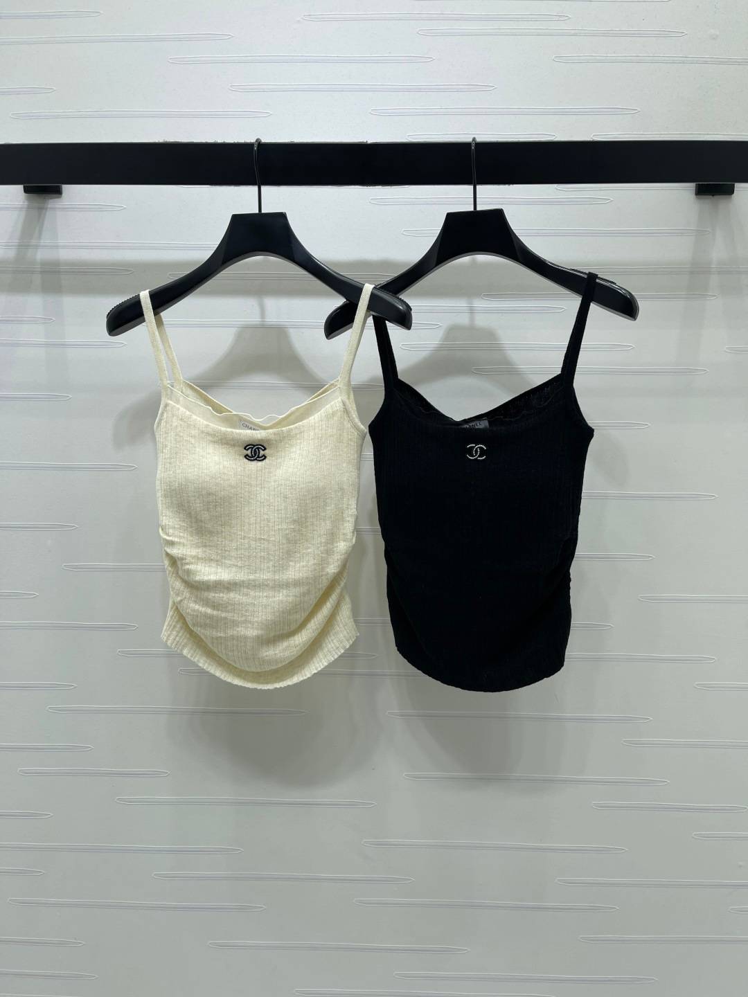 CHANEL シャネル ベスト ロゴ レディース ショート丈 ベージュ ブラック