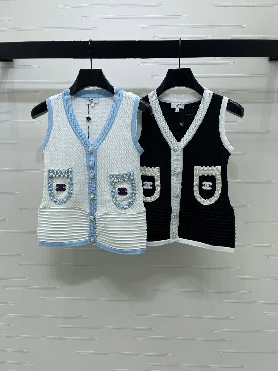 CHANEL シャネル ニットベスト Vネック ボタン ショート丈 ホワイト ブラック
