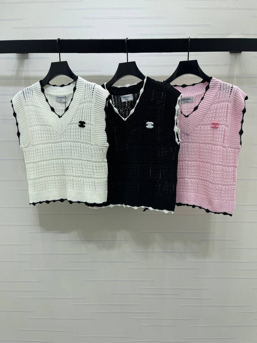 CHANEL シャネル ニットベスト Vネック ショート丈 レイヤード ホワイト ブラック ピンク