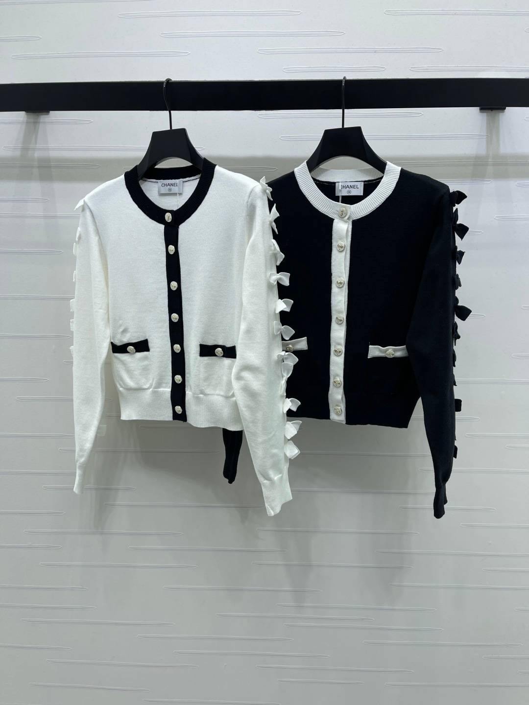 CHANEL シャネル カードガン 長袖 ボタン クルーネック ホワイト ブラック