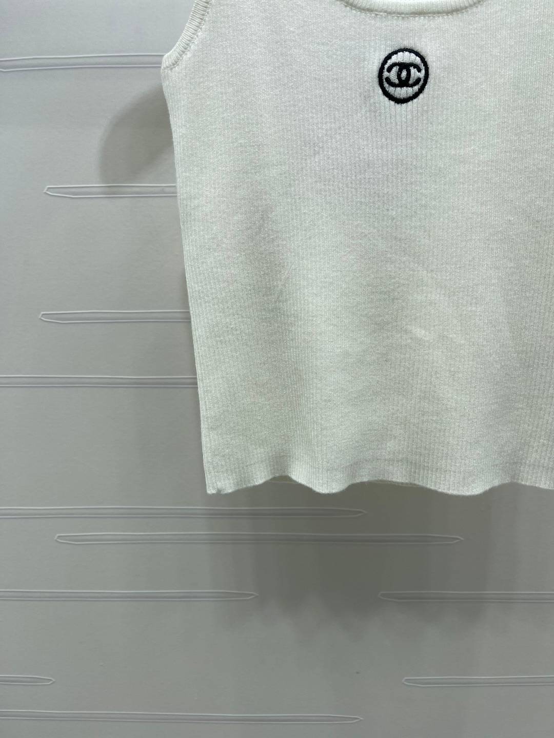 CHANEL シャネル ベスト クルーネック ショート丈 ロゴ ホワイト グレー