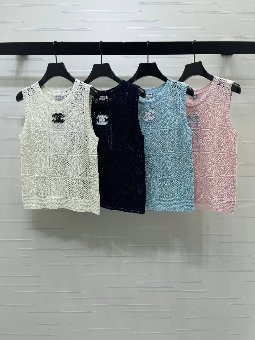 CHANEL シャネル ニットベスト クルーネック ロゴ レディース ホワイト ブラック ブルー ピンク
