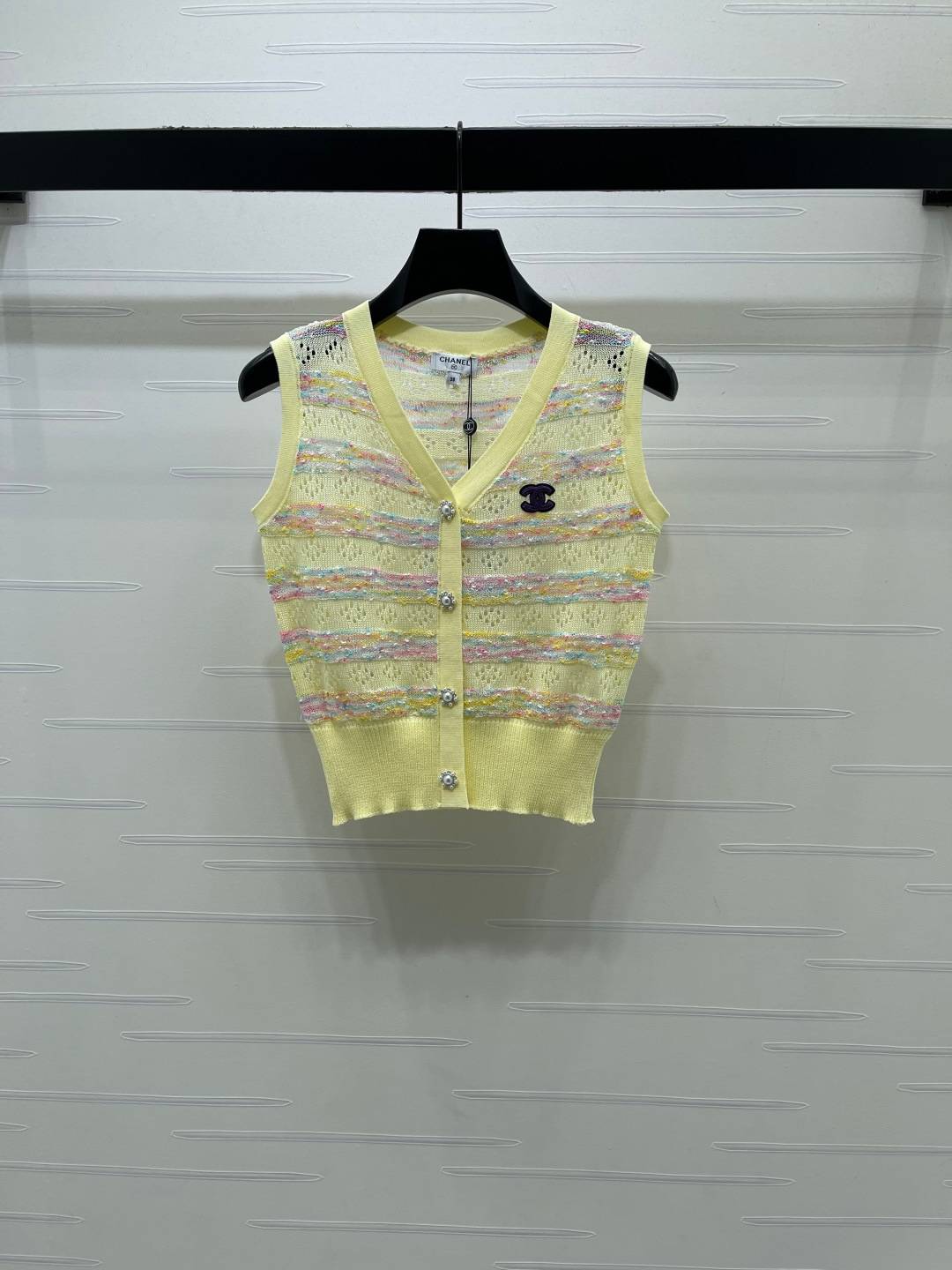 CHANEL シャネル ベスト Vネック 前開き ロゴ イエロー