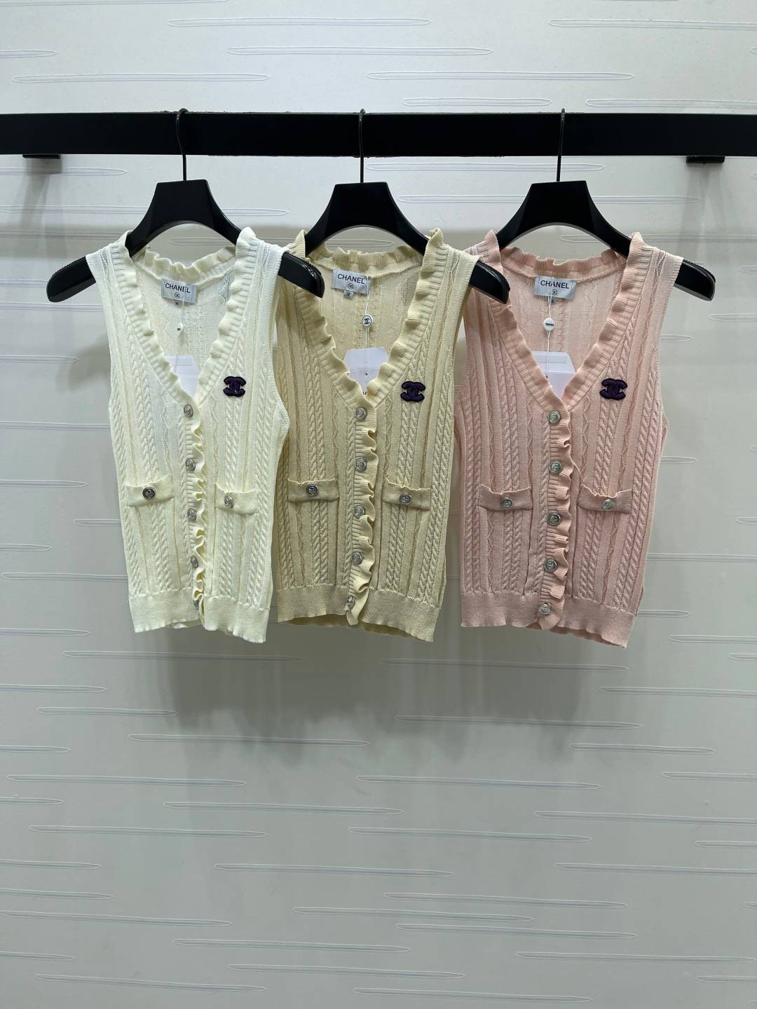 CHANEL シャネル ベスト Vネック 前開き ショート丈 白 ベージュ ピンク