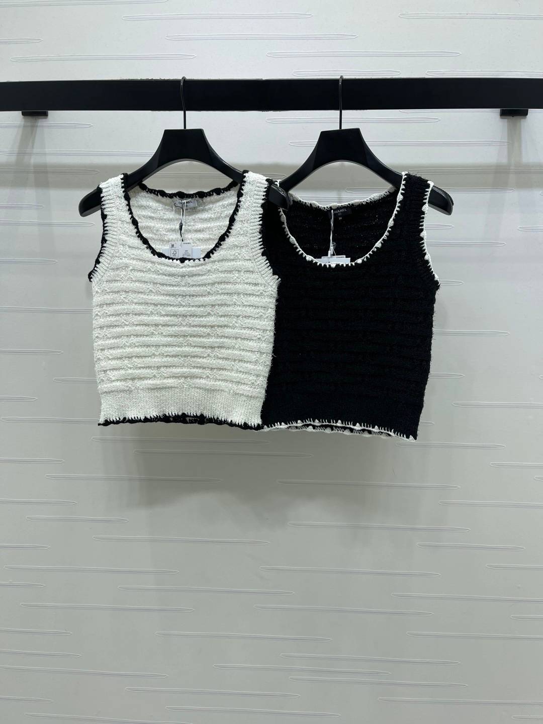 CHANEL シャネル ニットベスト ショート丈 クルーネック レディース ホワイト ブラック
