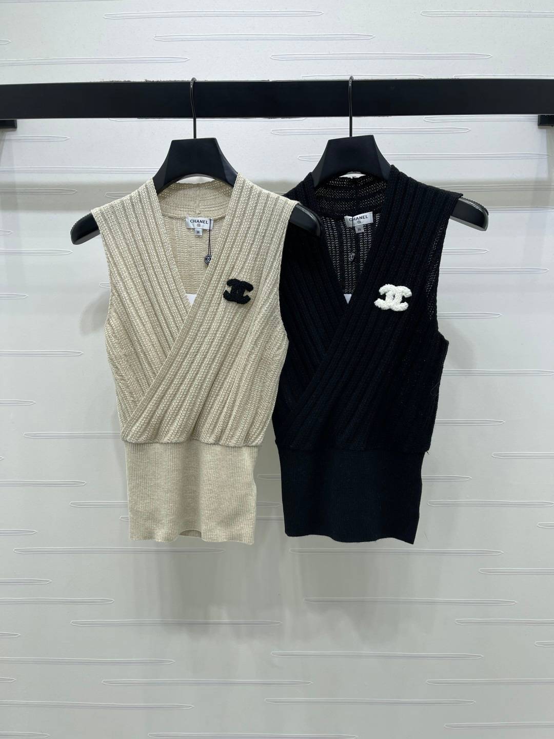 CHANEL シャネル ニットベスト Vネック ショート丈 ロゴ ベージュ ブラック