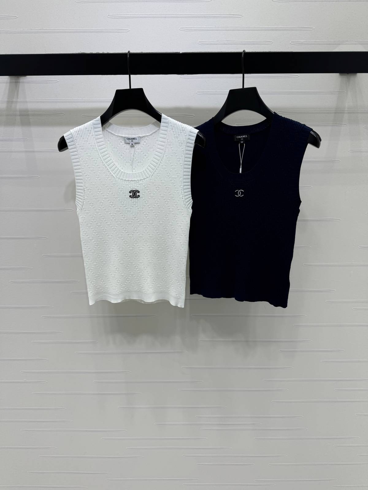 CHANEL シャネル ニットベスト ロゴ ショート丈 レイヤード ホワイト ブラック
