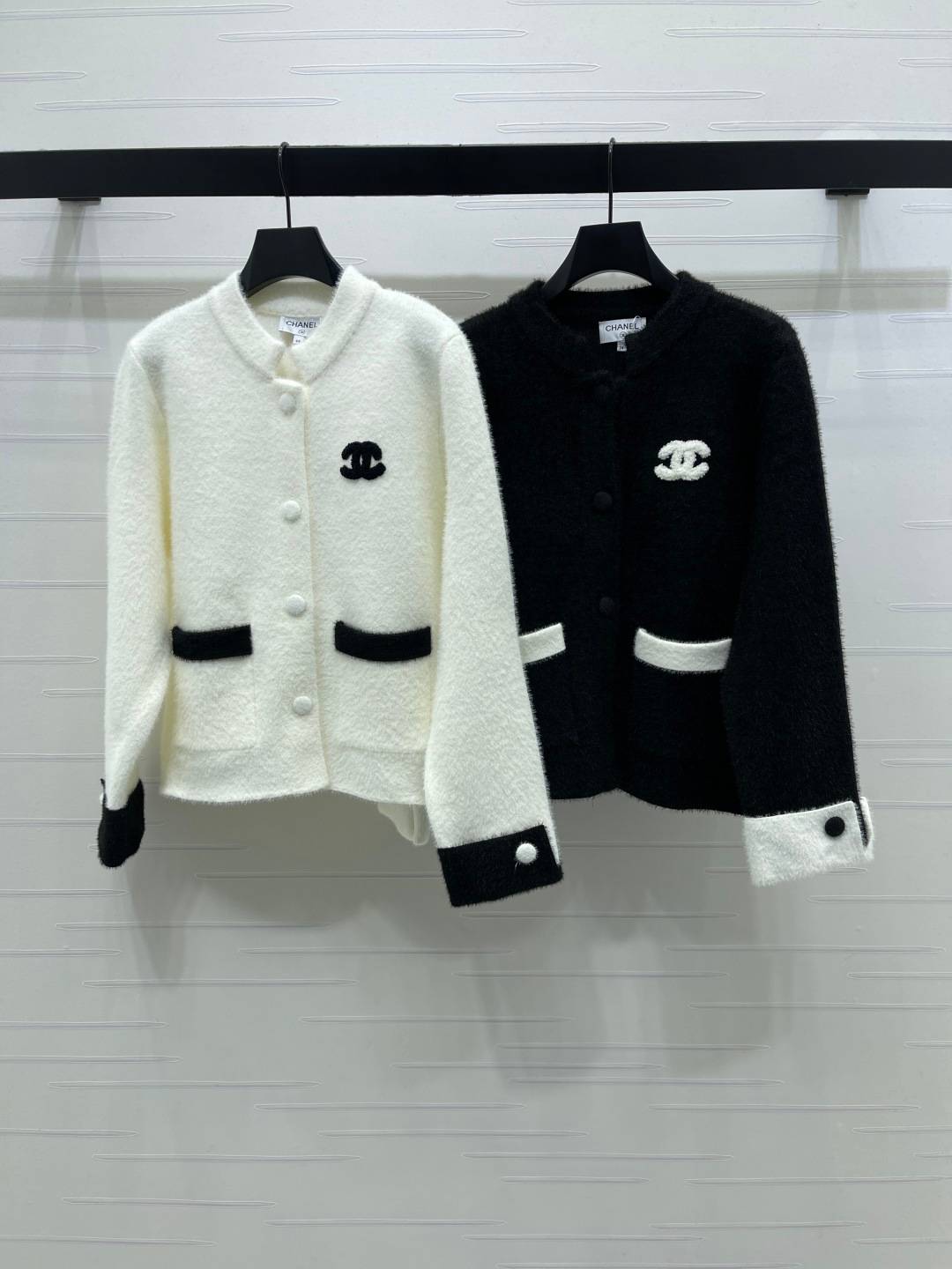 CHANEL シャネル ニットカーディガン 長袖 ボタン レディース 白 ブラック