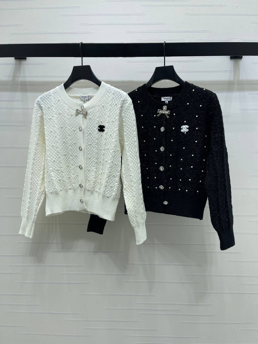 CHANEL シャネル ニットカーディガン 長袖 ボタン パール ホワイト ブラック