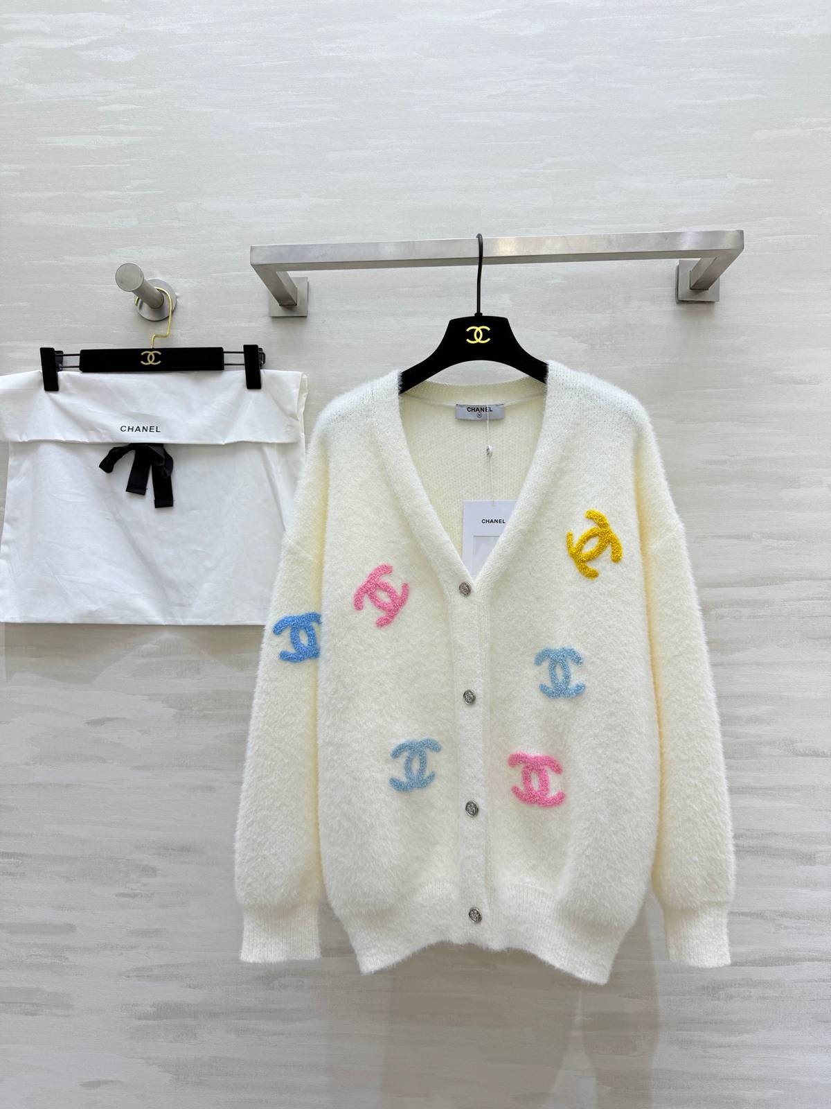 CHANEL シャネル ニットカーディガン Vネック ボタン ロゴ クリーム