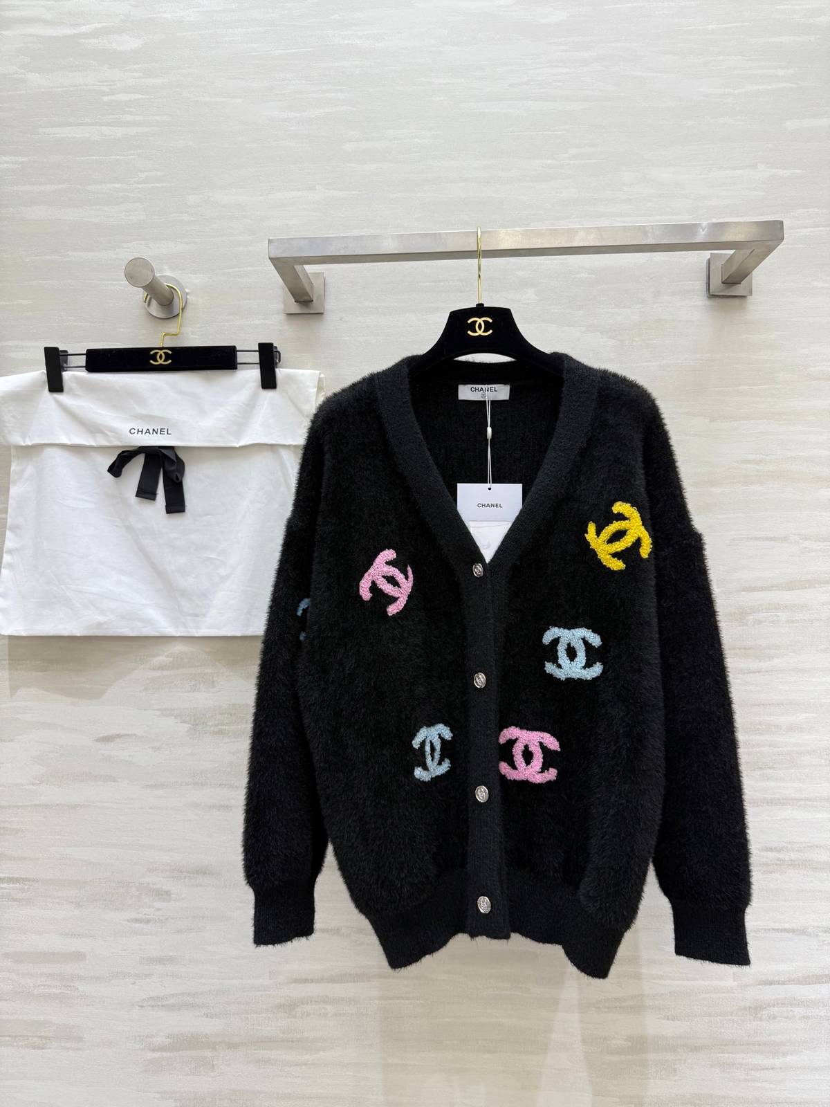 CHANEL シャネル ニットカーディガン Vネック ボタン レディース ブラック