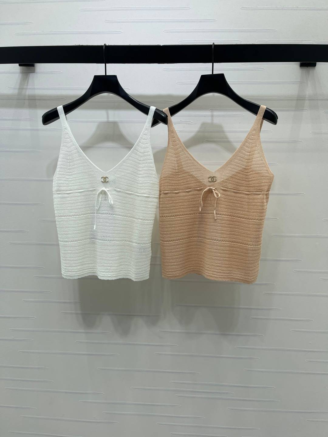 CHANEL シャネル ニットベスト Vネック ロゴ ショート丈 白 ベージュ