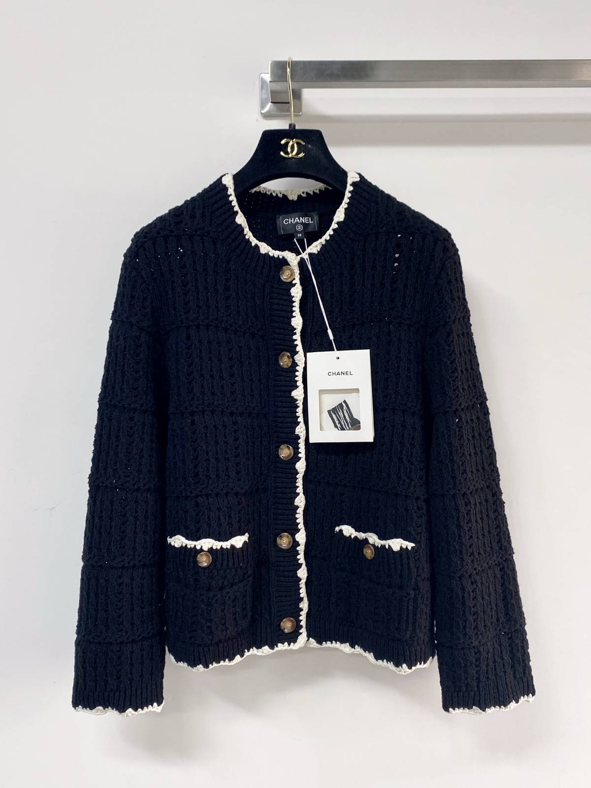 CHANEL シャネル ニットカーディガン ボタン クルーネック ブラック ベージュ