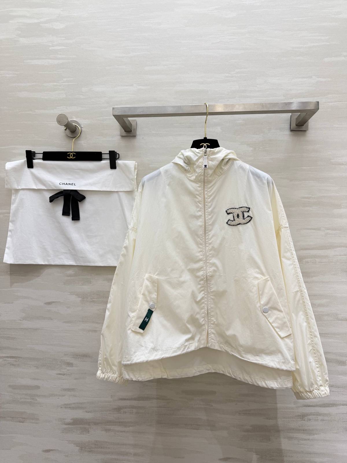 CHANEL シャネル ジップアップジャケット ロゴ フード オフホワイト
