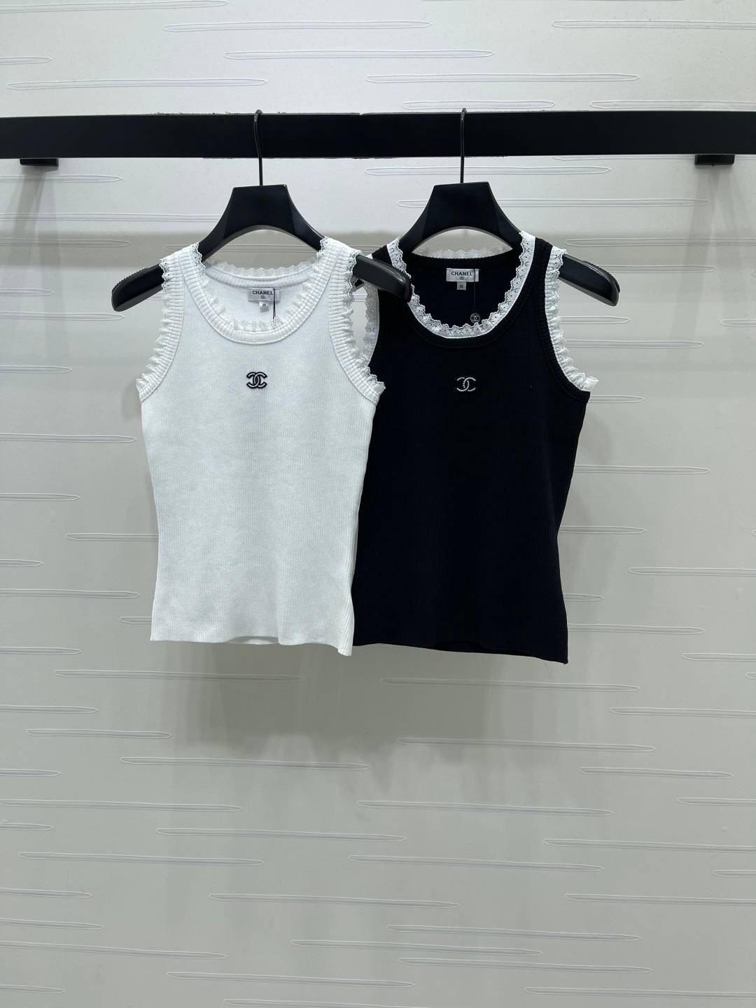CHANEL シャネル ノースリーブベスト クルーネック レースロゴ レディース ホワイト ブラック